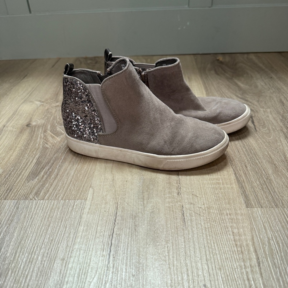 So Gray Suede Ankle Boots with Glitter Heel girls size 2